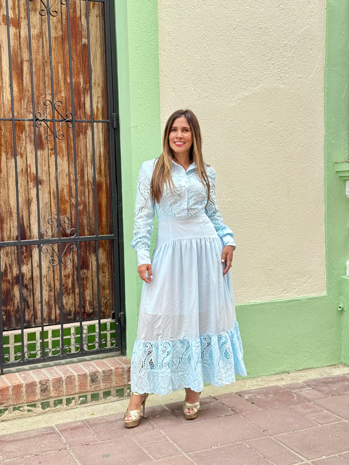 Vestido midi baby blue con mangas largas